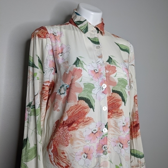 ✨3/$15 Plum Pretty Sugar cream & peach floral button up XS/S - Picture 2 of 8
